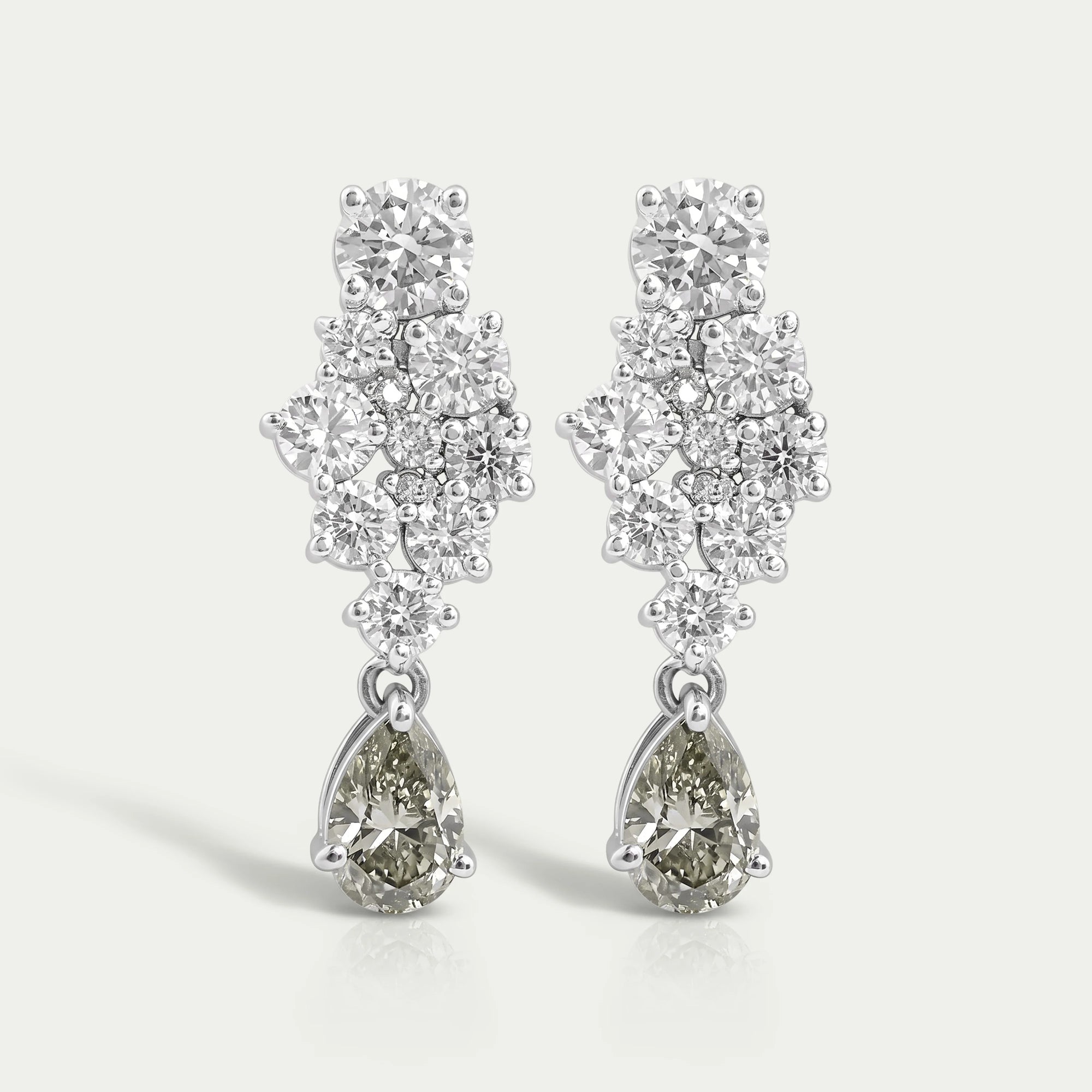 Diamantcluster- und Olivenbirnen-Ohrhänger