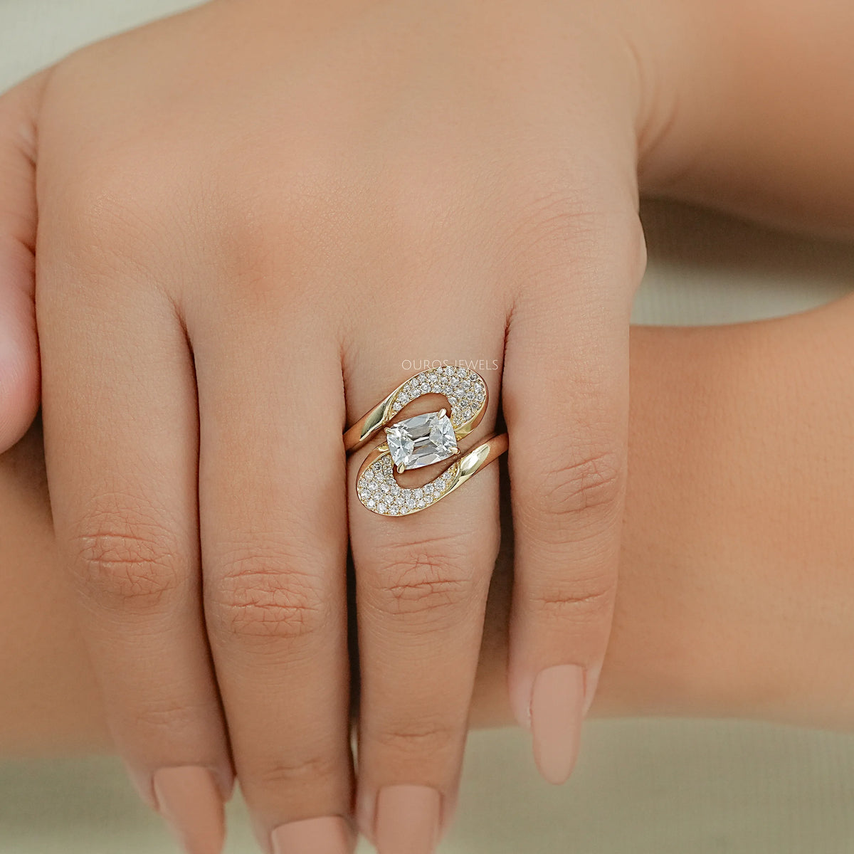 Verlobungsring mit Altschliff-Kissenschliff-Labor-Diamanten und Halo