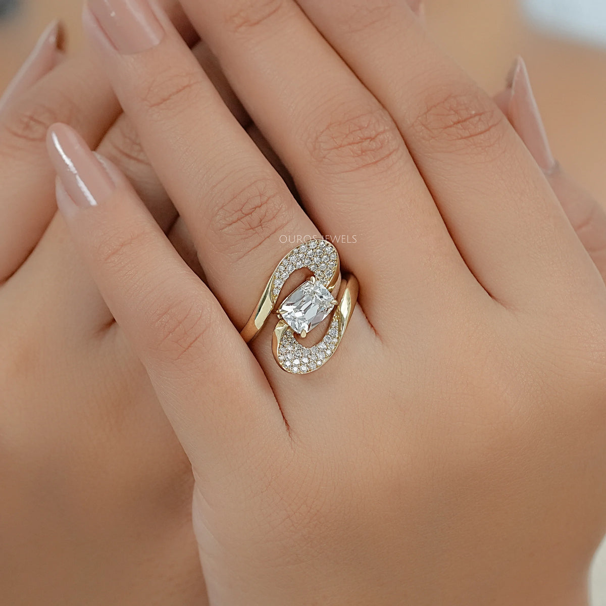 Verlobungsring mit Altschliff-Kissenschliff-Labor-Diamanten und Halo