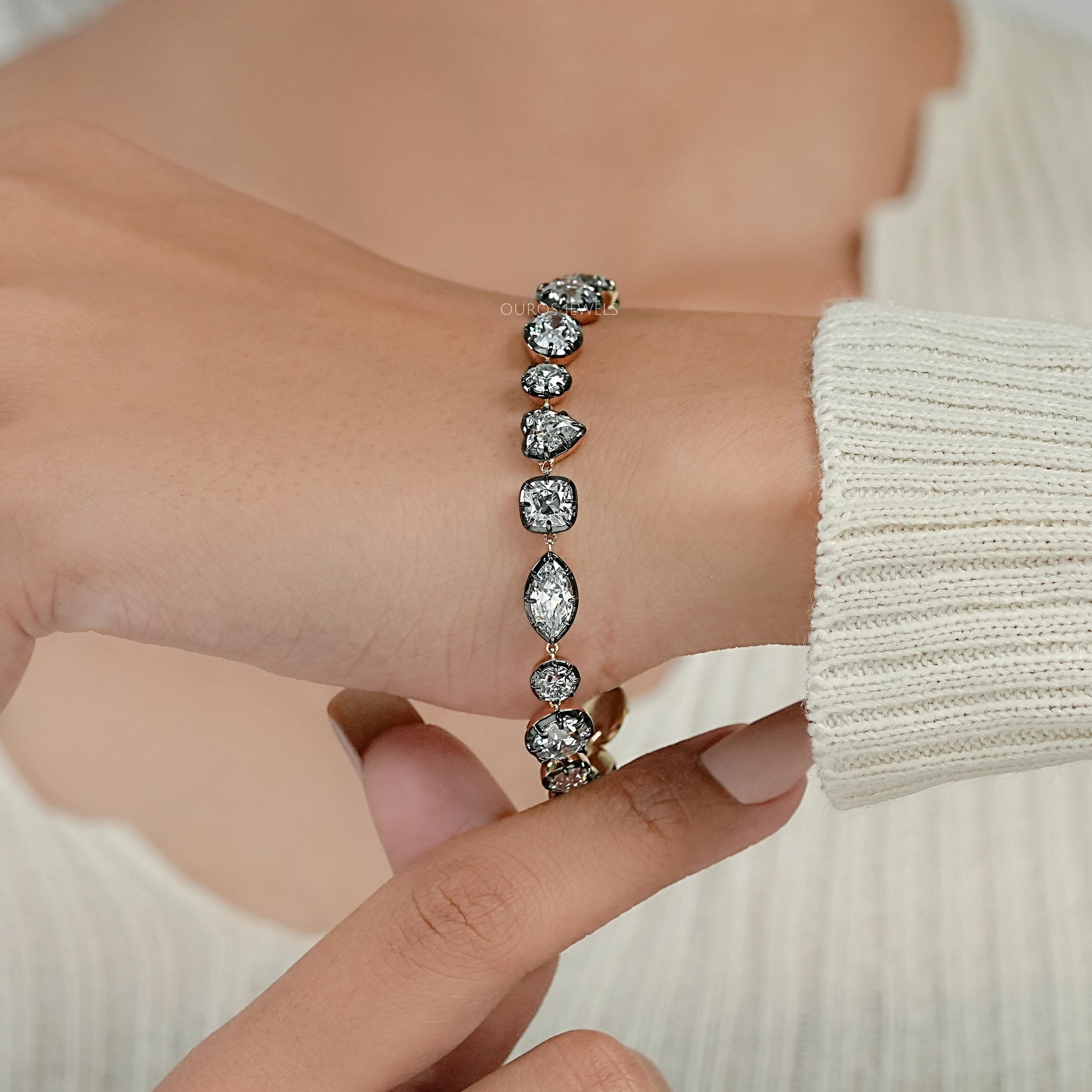 Multi-Labor-Diamantarmband mit Lünettenfassung und Solitär-Kette