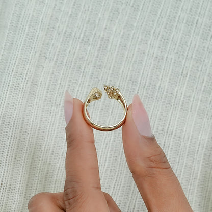 Antiker Ring mit ovalem Diamanten, rosafarbenem Halo und Blumenmuster
