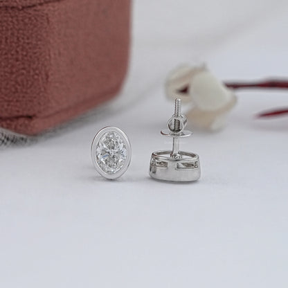 Ohrstecker aus oval geschliffenen Labor-Diamanten mit Milgrain-Fassung