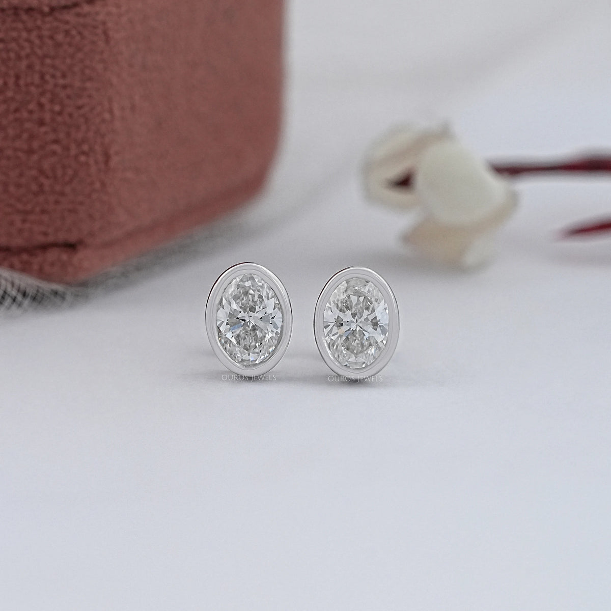 Ohrstecker aus oval geschliffenen Labor-Diamanten mit Milgrain-Fassung