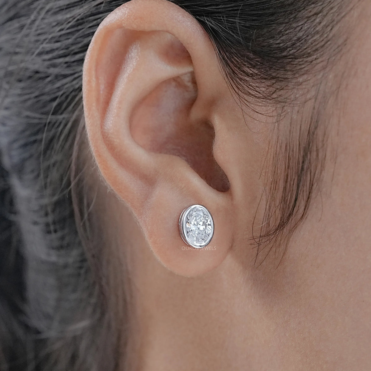 Ohrstecker aus oval geschliffenen Labor-Diamanten mit Milgrain-Fassung