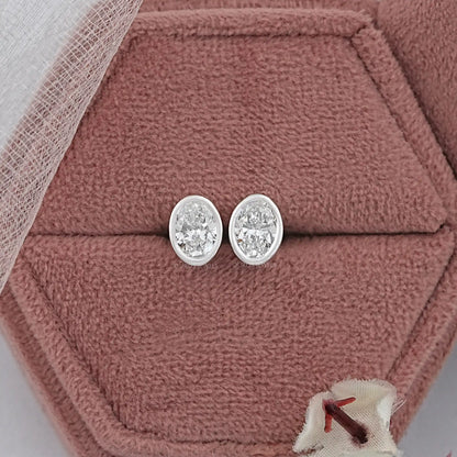 Ohrstecker aus oval geschliffenen Labor-Diamanten mit Milgrain-Fassung