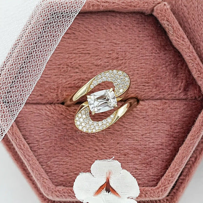 Verlobungsring mit Altschliff-Kissenschliff-Labor-Diamanten und Halo