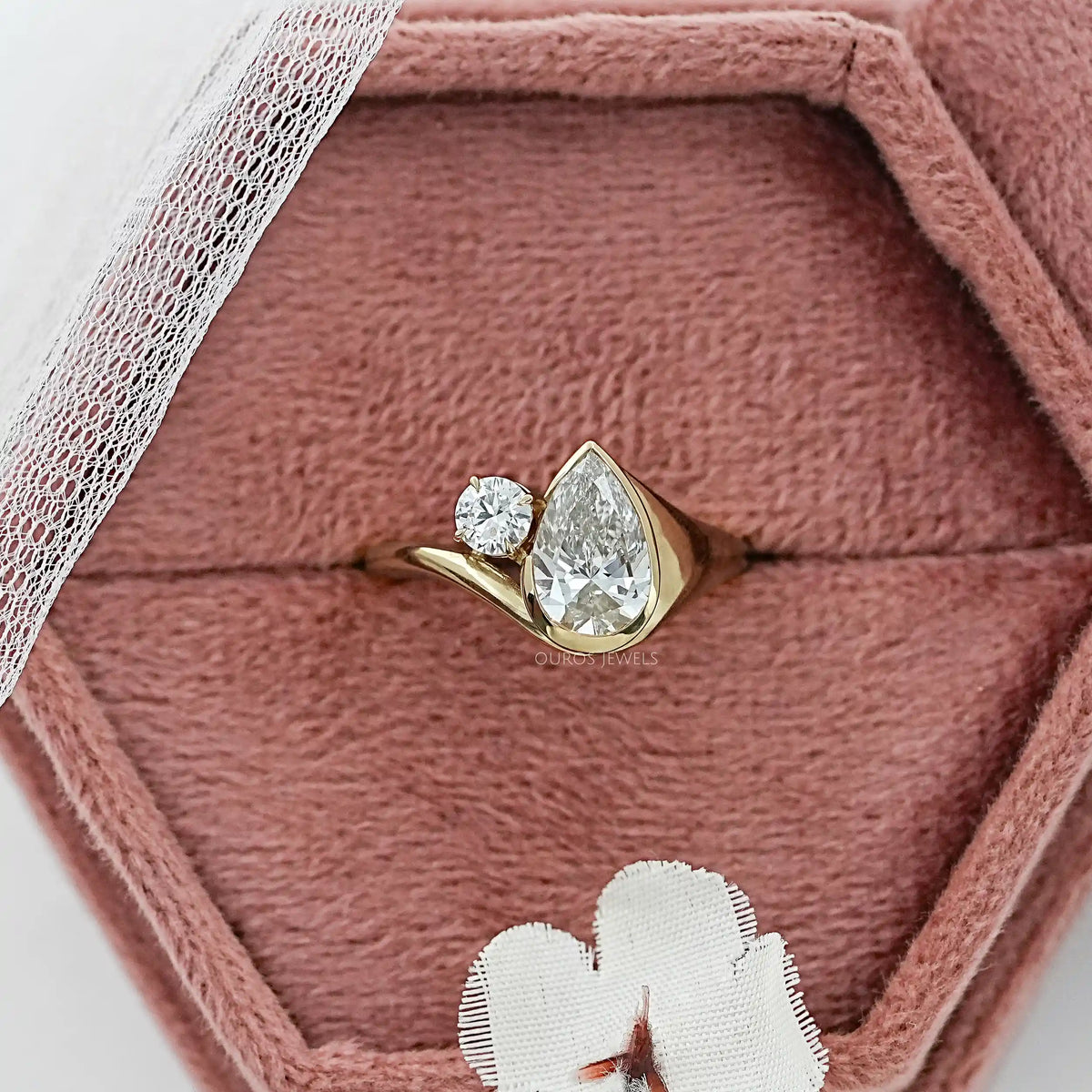 Verlobungsring mit Diamanten im Rosenschliff (rund und birnenförmig)