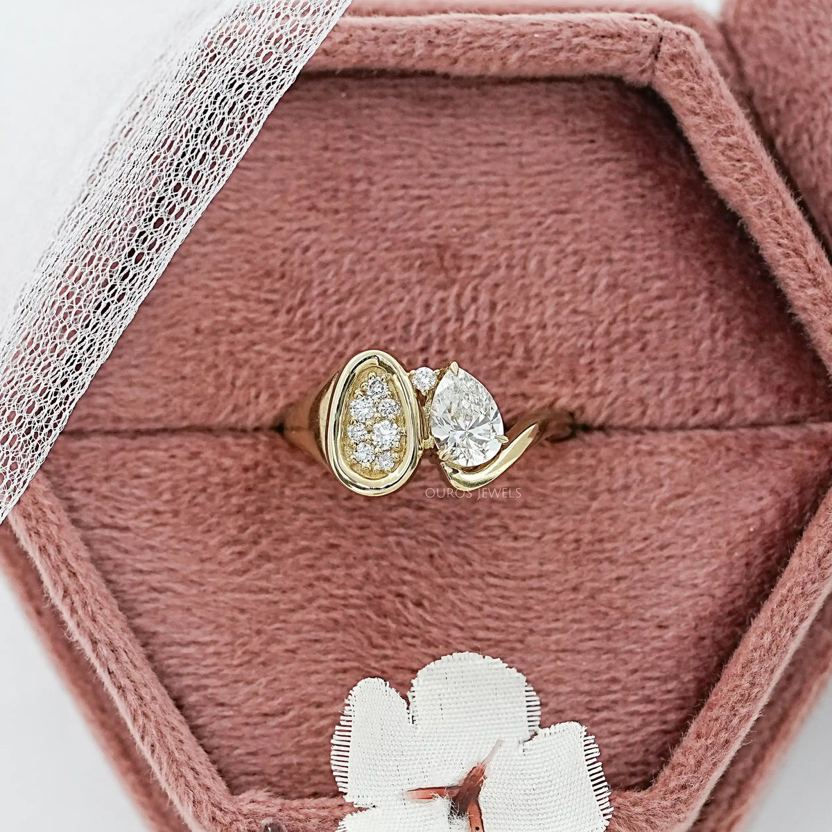 Verlobungsring mit Diamanten im Rosenschliff (rund und birnenförmig)