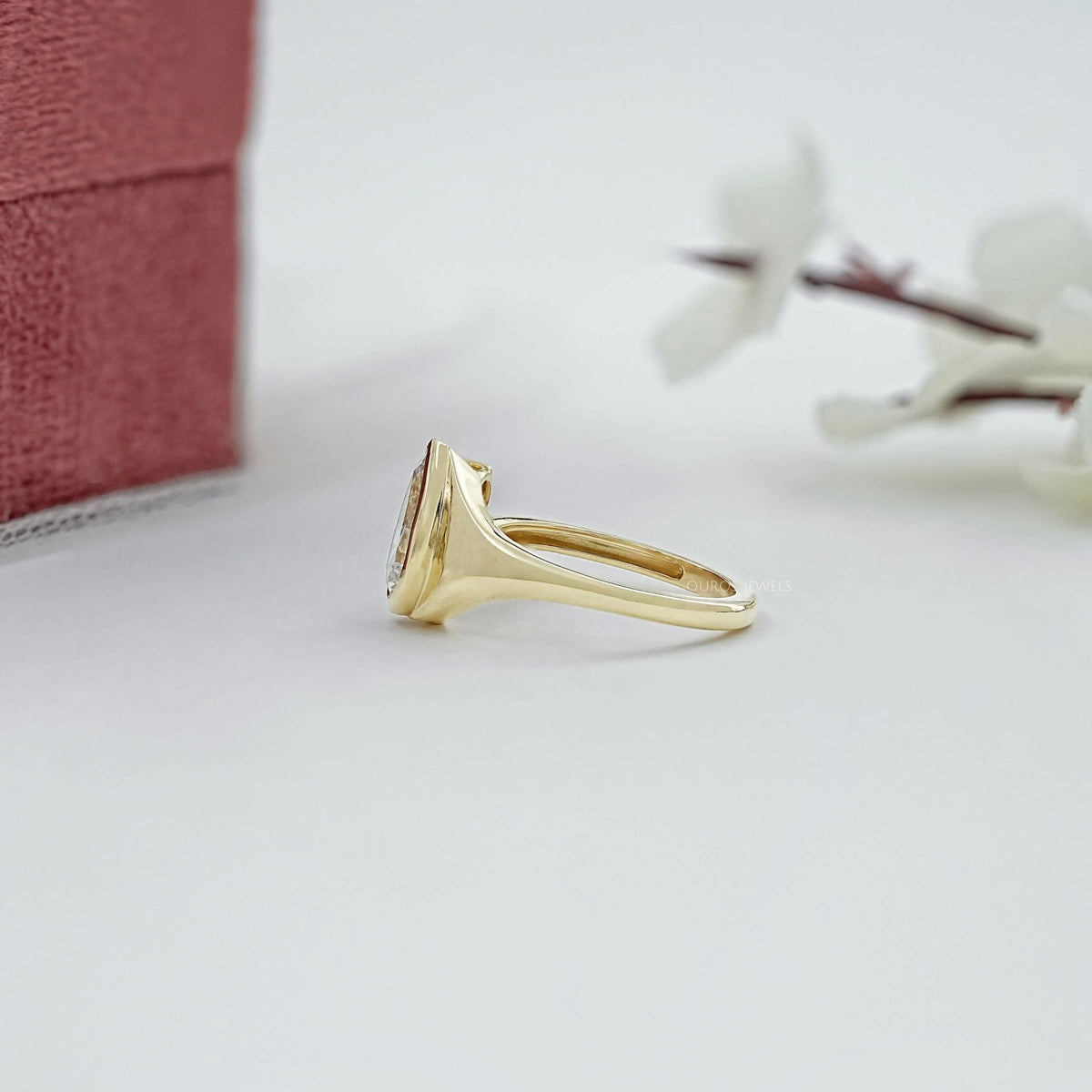 Verlobungsring mit Diamanten im Rosenschliff (rund und birnenförmig)