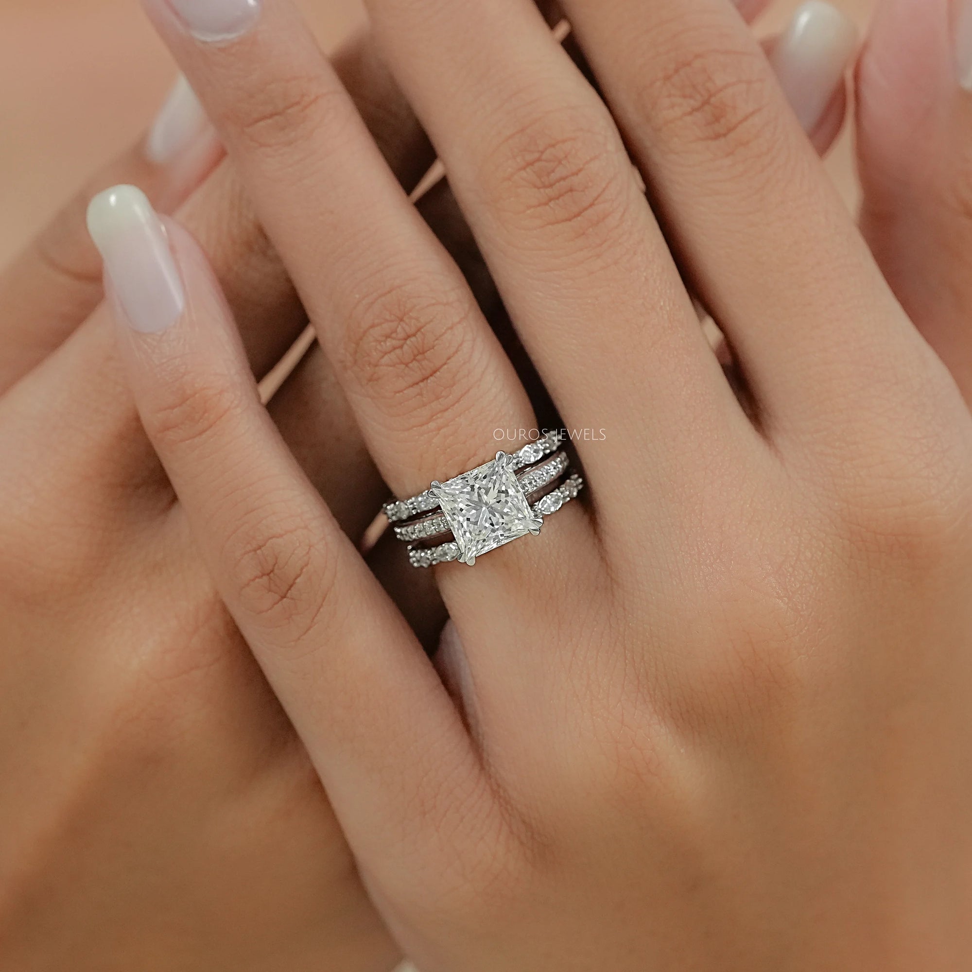 Solitär mit rundem Schliff und Diamant Akzent Brautring Set