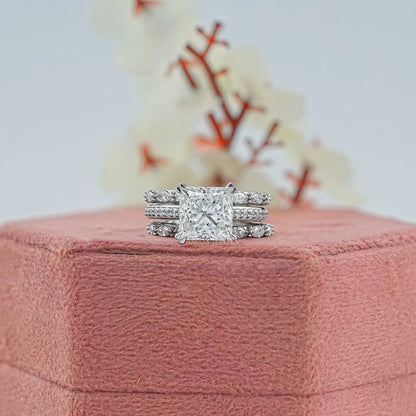 Solitär mit rundem Schliff und Diamant Akzent Brautring Set