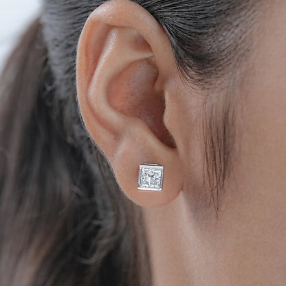 Milgrain-Ohrstecker mit im Labor gezüchteten Prinzessschliff-Diamanten