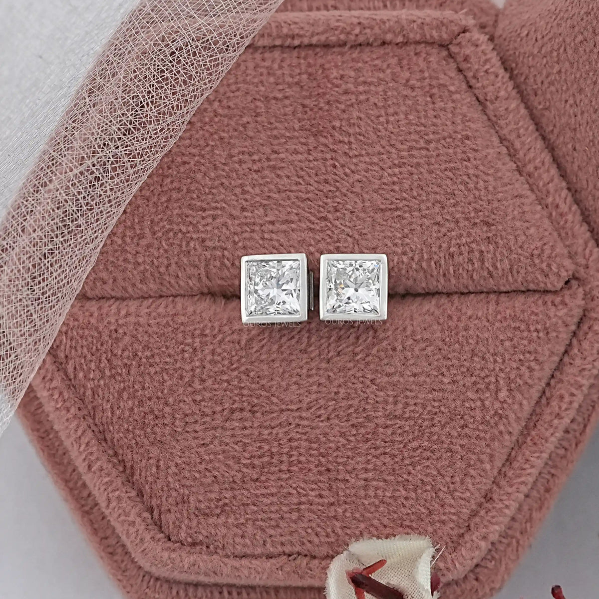 Milgrain-Ohrstecker mit im Labor gezüchteten Prinzessschliff-Diamanten