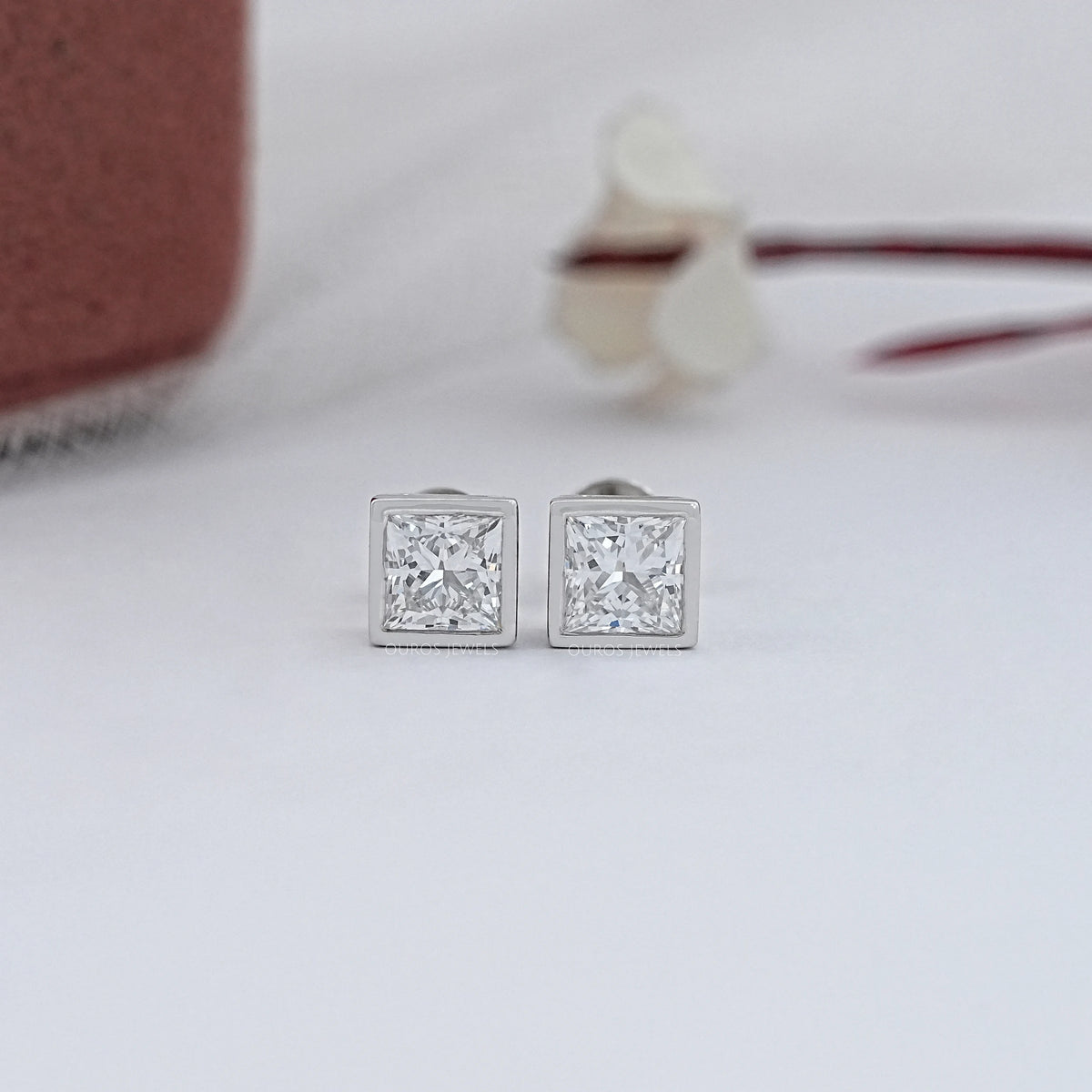 Milgrain-Ohrstecker mit im Labor gezüchteten Prinzessschliff-Diamanten