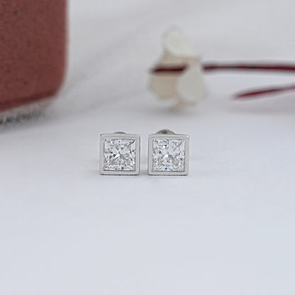 Milgrain-Ohrstecker mit im Labor gezüchteten Prinzessschliff-Diamanten