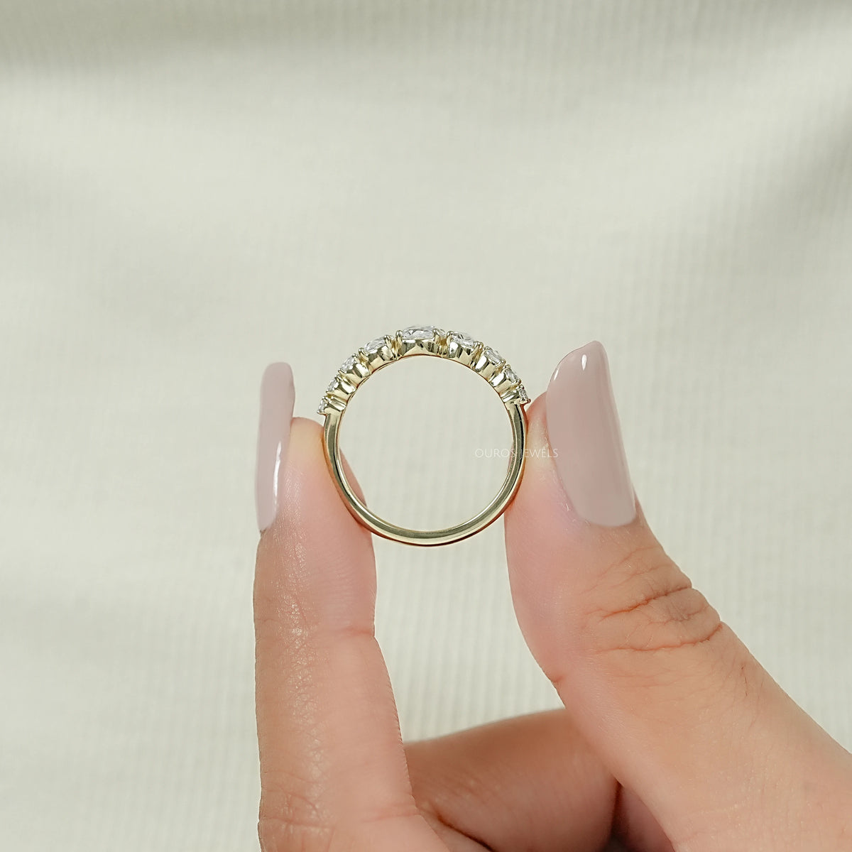 Antiker Ring mit ovalem Diamanten, rosafarbenem Halo und Blumenmuster