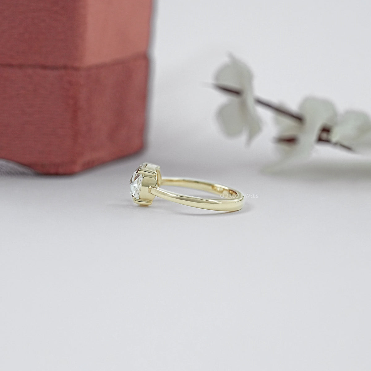 Verlobungsring mit Diamanten im Rosenschliff (rund und birnenförmig)