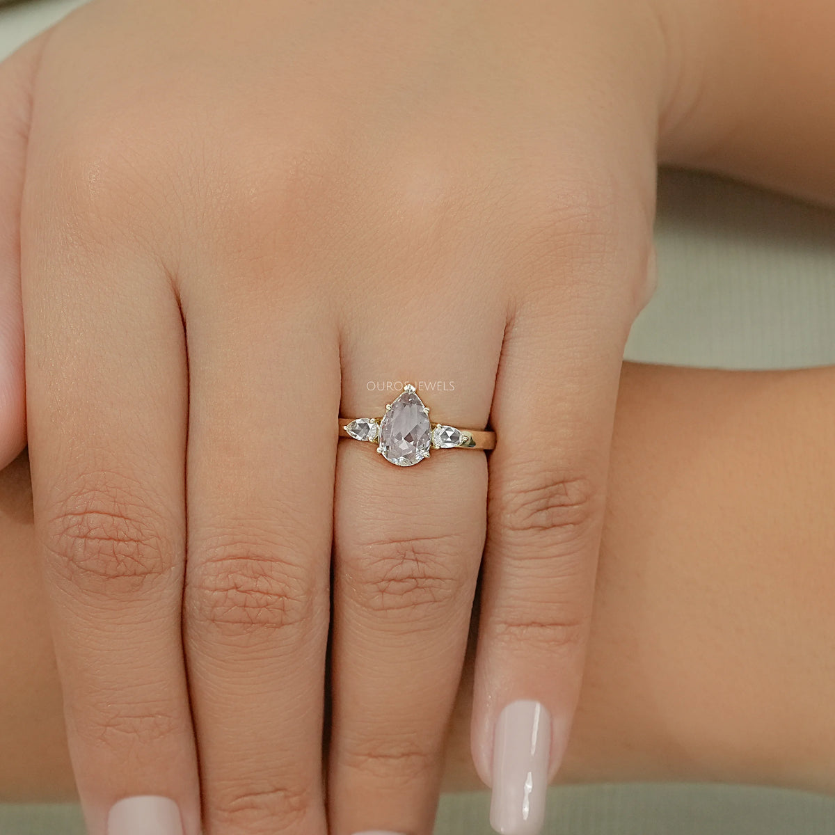 Antiker Ring mit ovalem Diamanten, rosafarbenem Halo und Blumenmuster