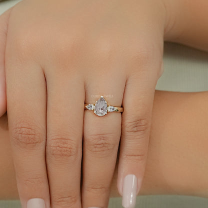 Antiker Ring mit ovalem Diamanten, rosafarbenem Halo und Blumenmuster