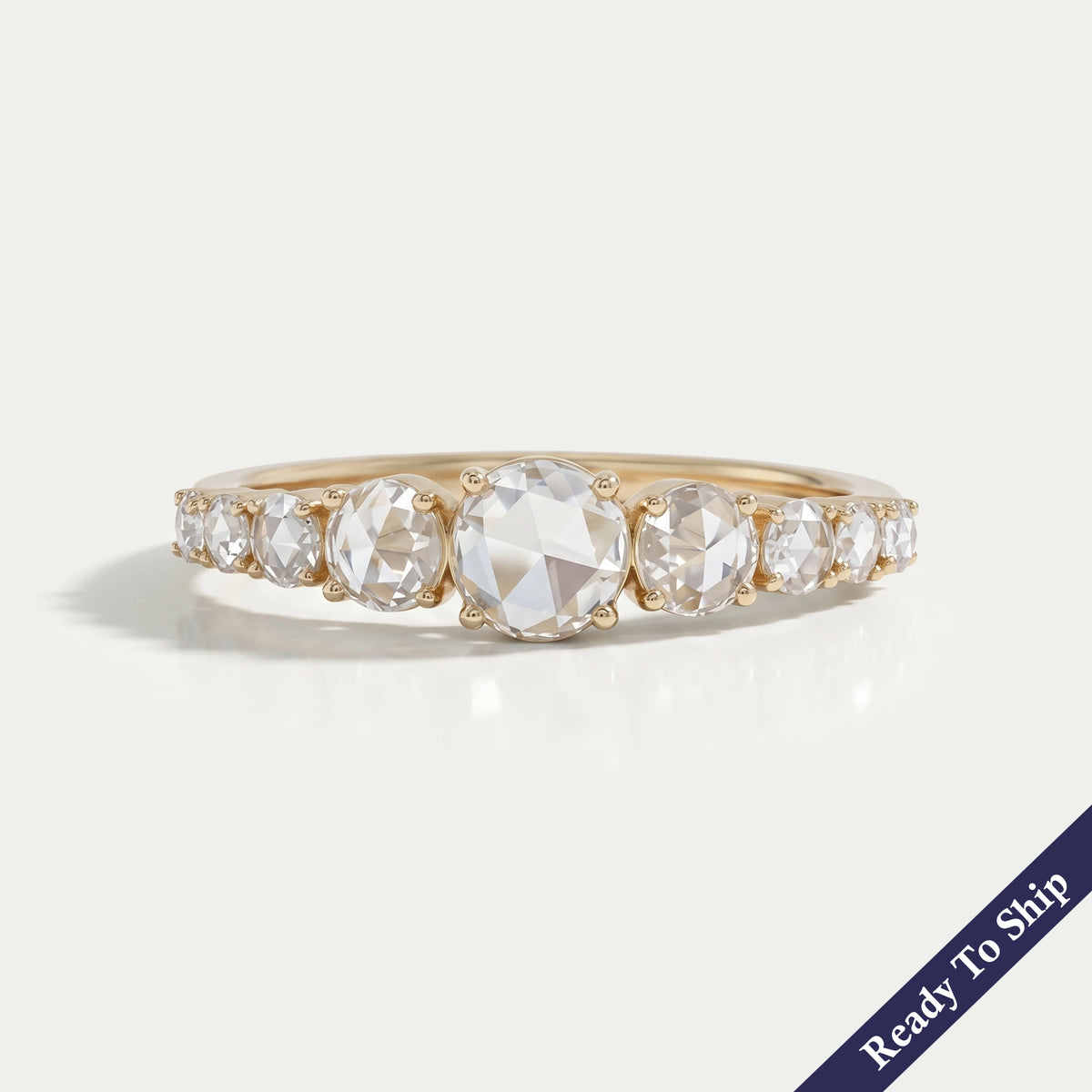Antiker Ring mit ovalem Diamanten, rosafarbenem Halo und Blumenmuster