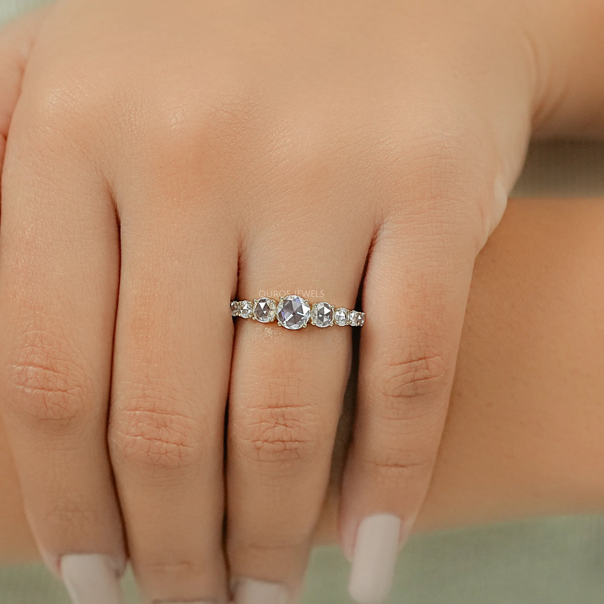 Antiker Ring mit ovalem Diamanten, rosafarbenem Halo und Blumenmuster