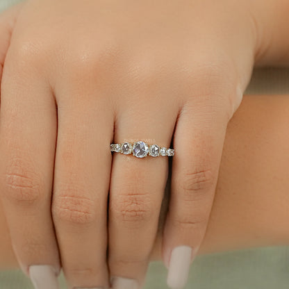 Antiker Ring mit ovalem Diamanten, rosafarbenem Halo und Blumenmuster