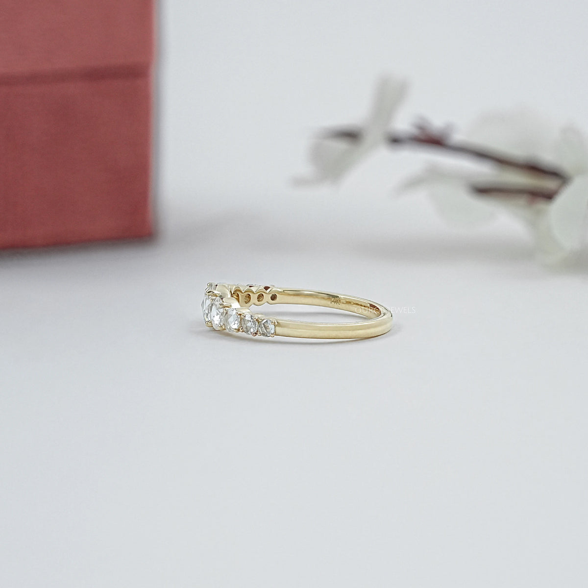Antiker Ring mit ovalem Diamanten, rosafarbenem Halo und Blumenmuster