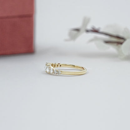 Antiker Ring mit ovalem Diamanten, rosafarbenem Halo und Blumenmuster