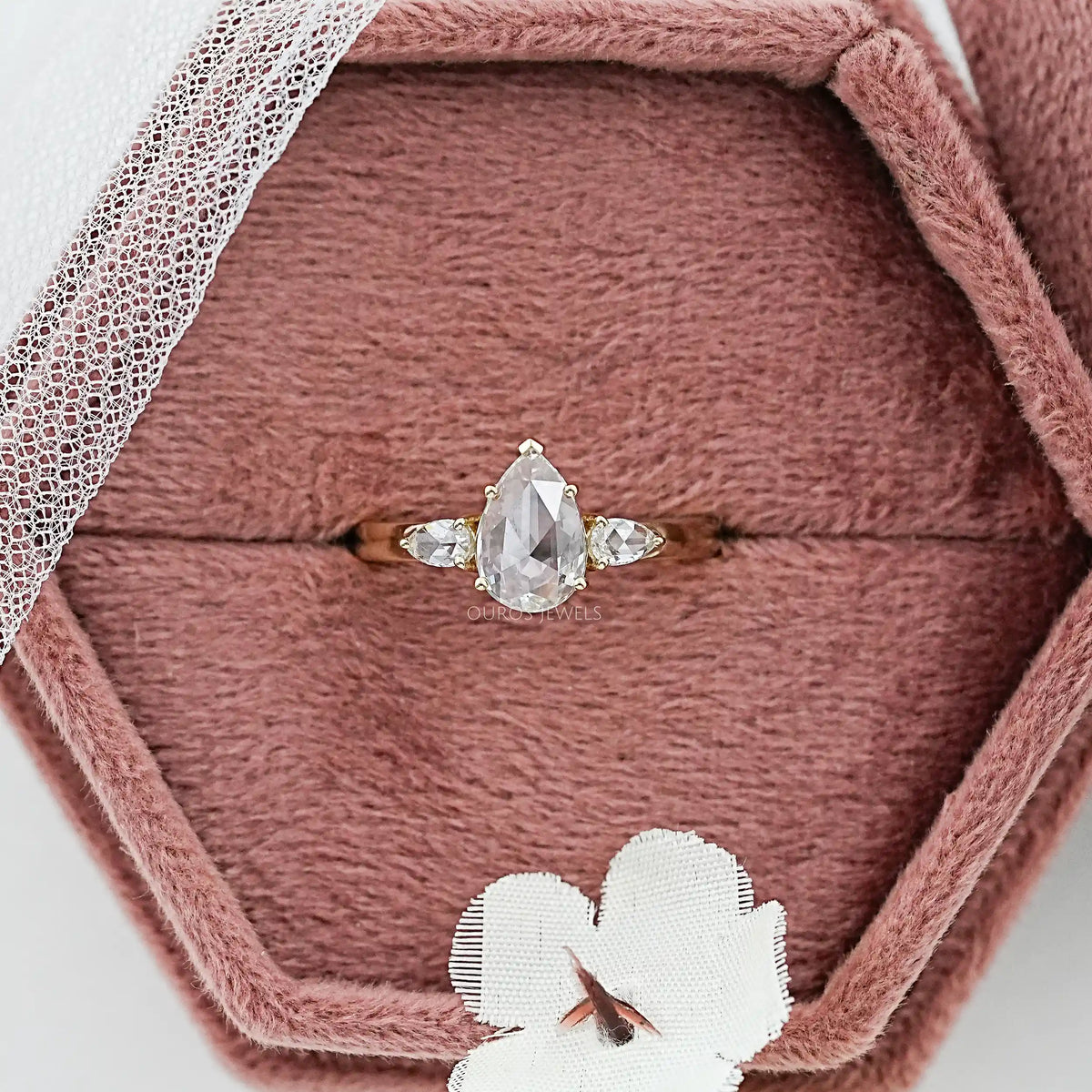 Antiker Ring mit ovalem Diamanten, rosafarbenem Halo und Blumenmuster
