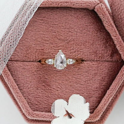 Antiker Ring mit ovalem Diamanten, rosafarbenem Halo und Blumenmuster