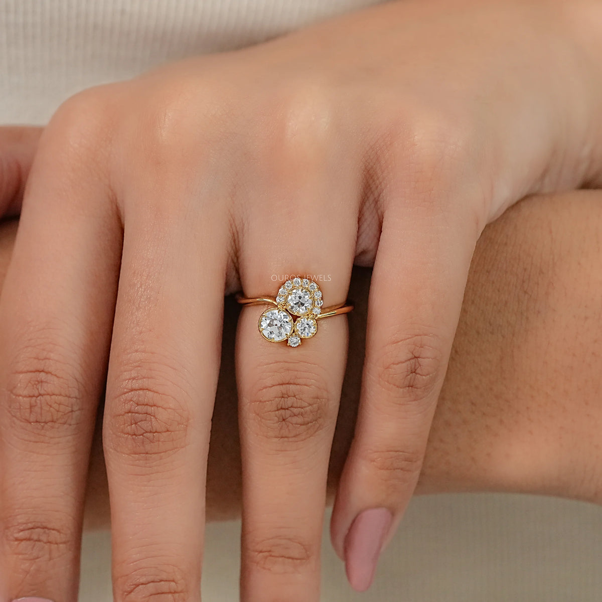 Verlobungsring mit Diamanten im Rosenschliff (rund und birnenförmig)