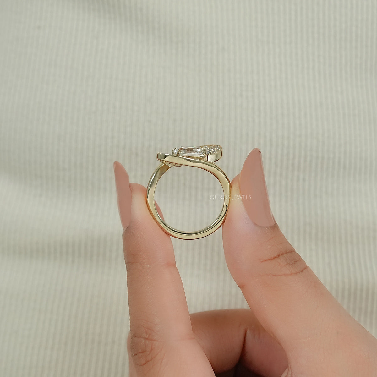 Verlobungsring mit Altschliff-Kissenschliff-Labor-Diamanten und Halo