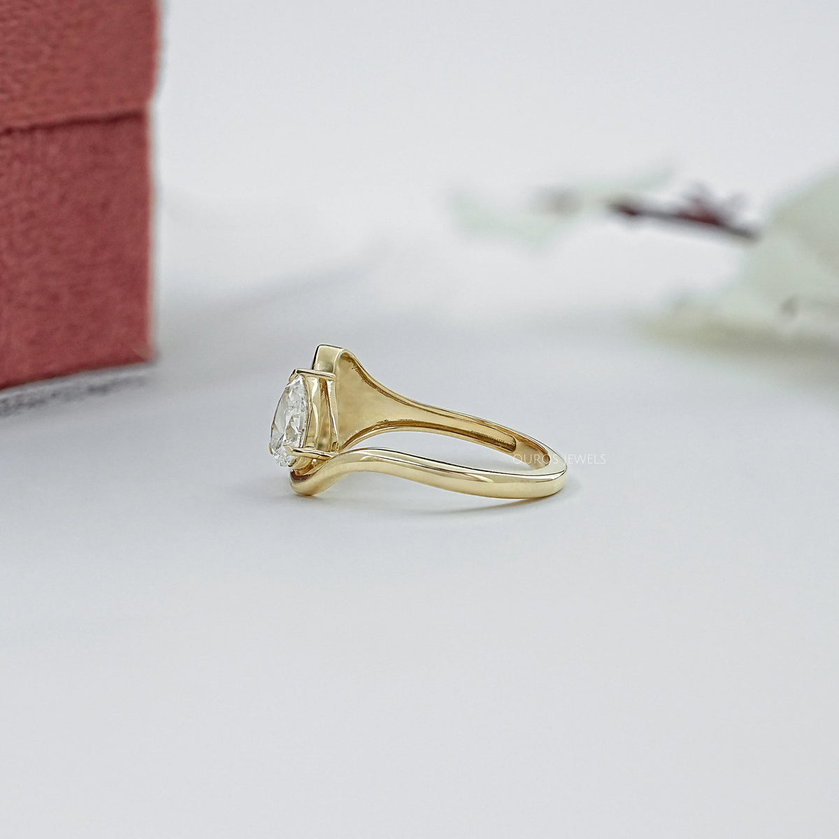 Verlobungsring mit Diamanten im Rosenschliff (rund und birnenförmig)