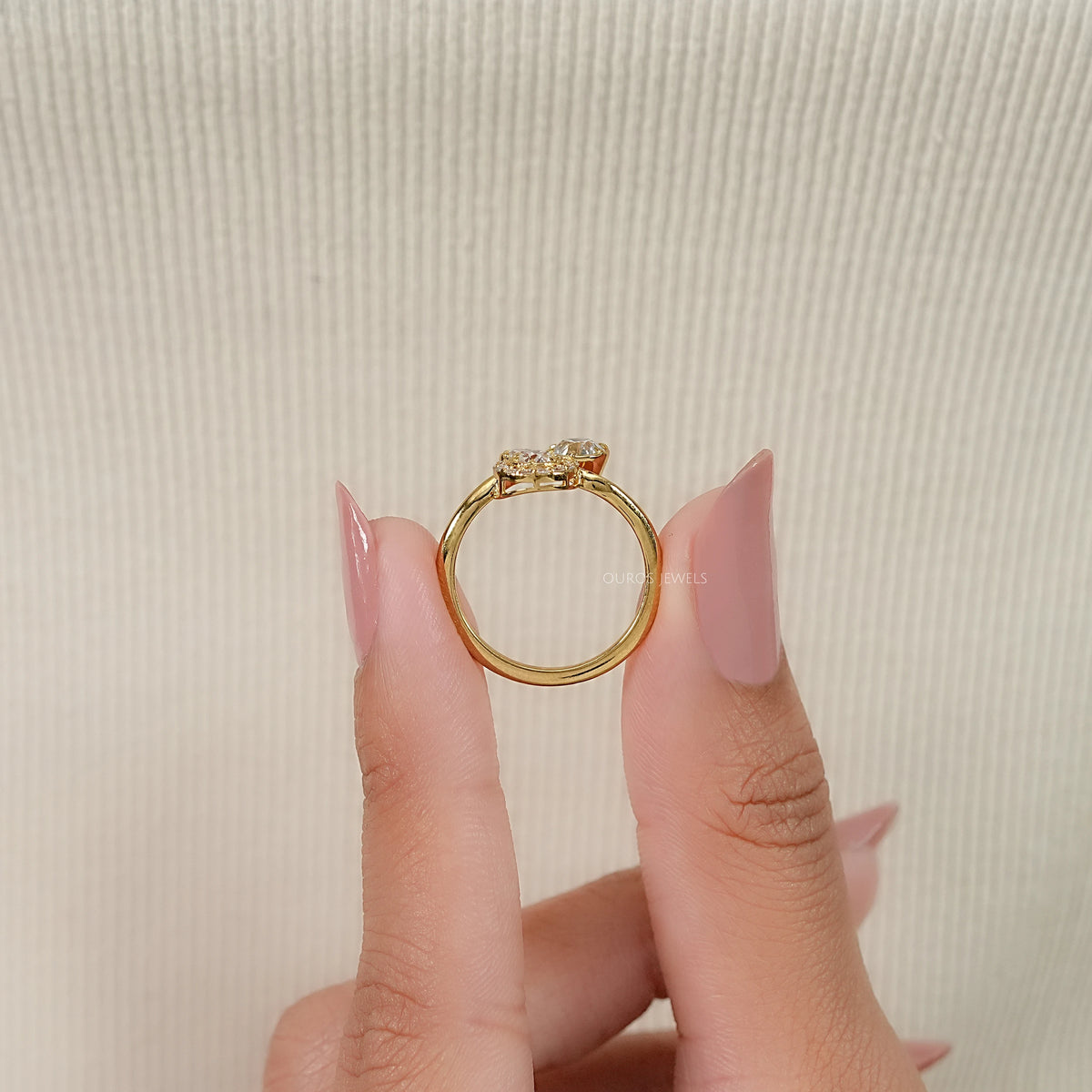 Verlobungsring mit Diamanten im Rosenschliff (rund und birnenförmig)