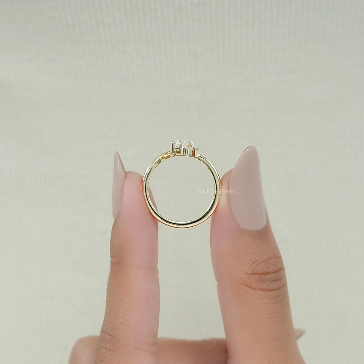 Verlobungsring mit Diamanten im Rosenschliff (rund und birnenförmig)