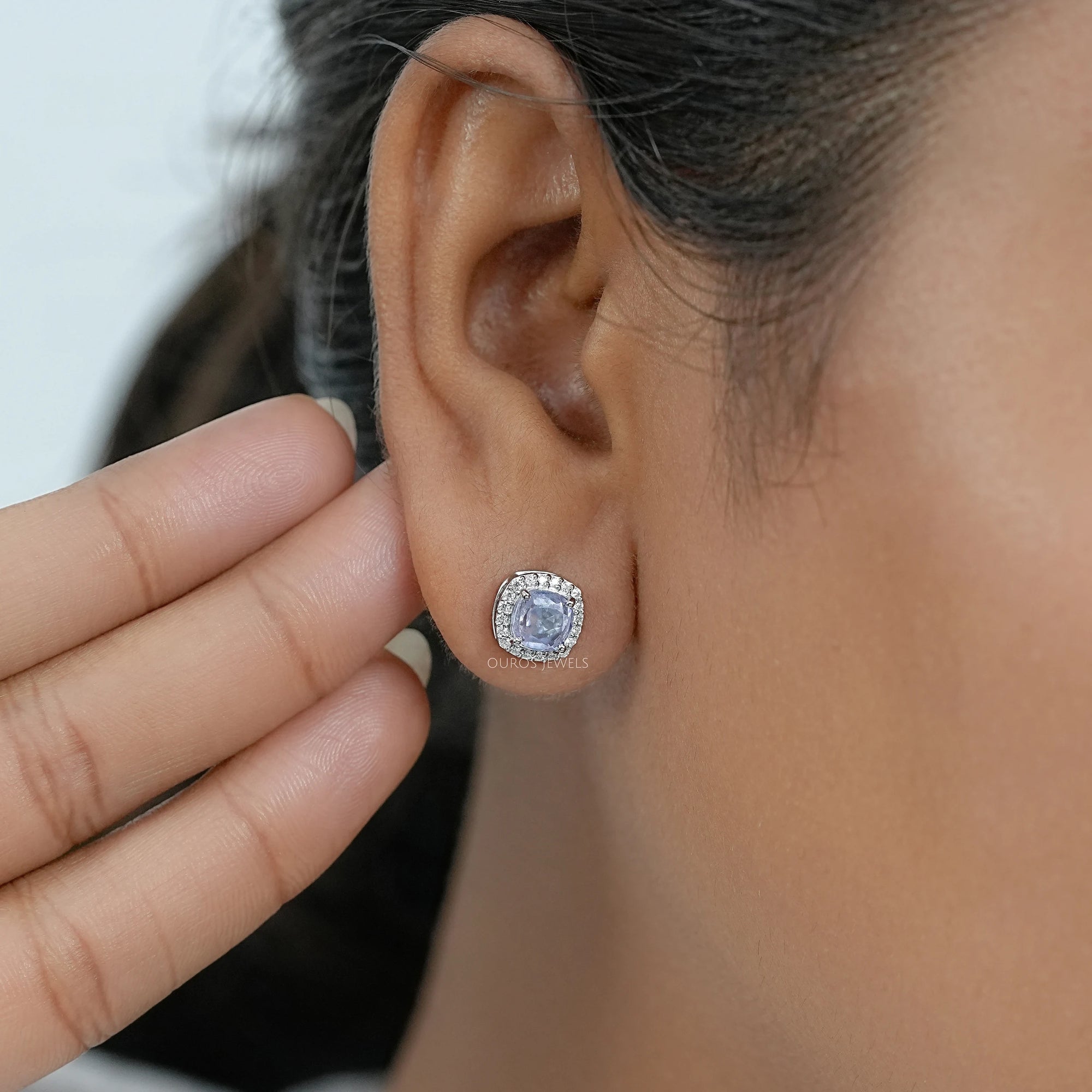 Ohrstecker mit ovalem Saphir-Edelstein