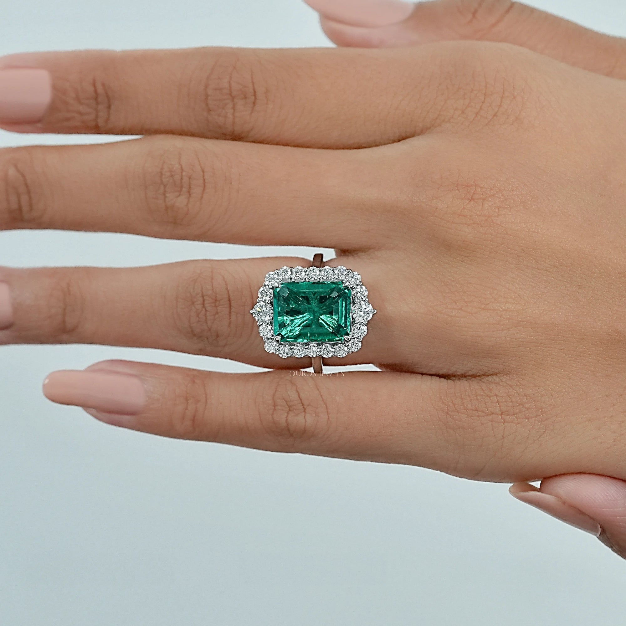 Halo mit Akzent Diamant grüner Smaragd Verlobungsring