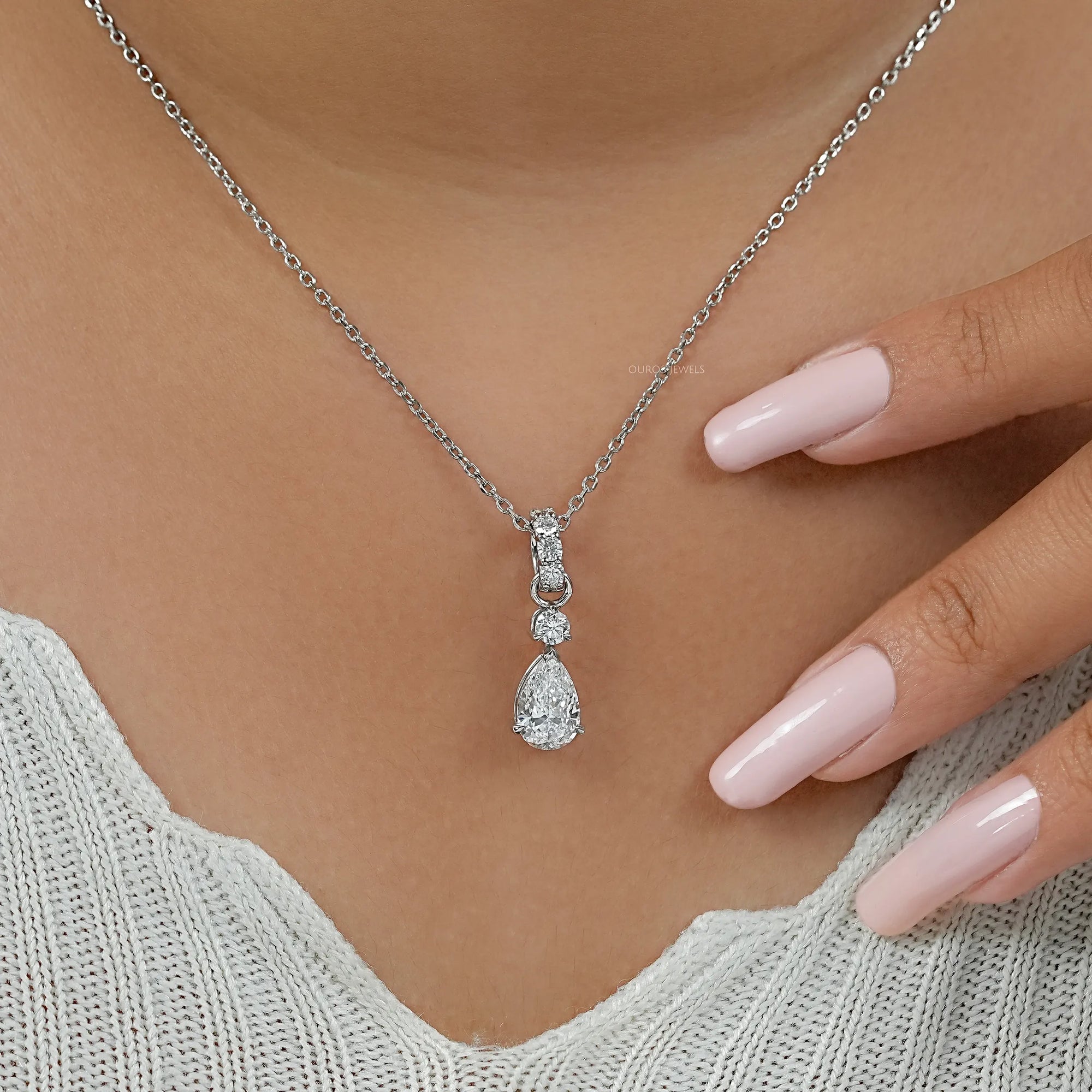 Gelber Anhänger mit drei Diamanten im Birnenschliff