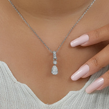 Gelber Anhänger mit drei Diamanten im Birnenschliff