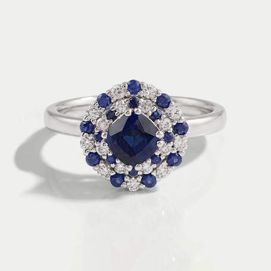 Verlobungsring mit Kissen-Saphir und doppeltem Halo