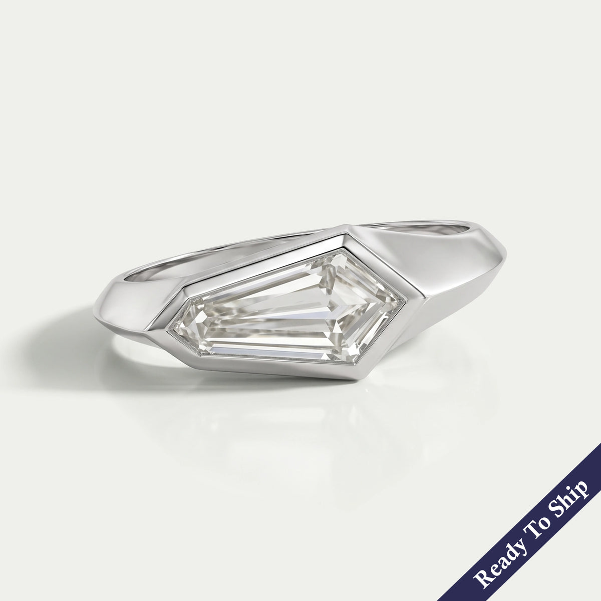 Antiker Ring mit ovalem Diamanten, rosafarbenem Halo und Blumenmuster