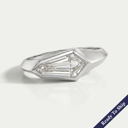 Antiker Ring mit ovalem Diamanten, rosafarbenem Halo und Blumenmuster