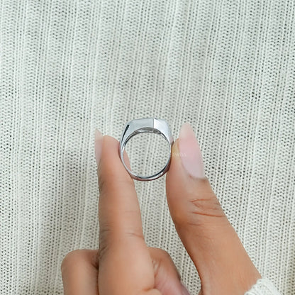 Antiker Ring mit ovalem Diamanten, rosafarbenem Halo und Blumenmuster