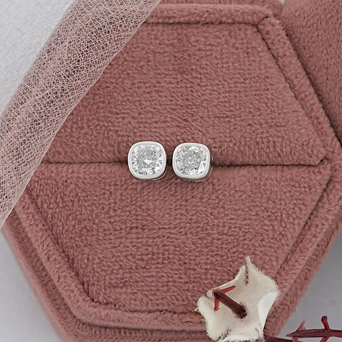 Milgrain-Kissen-Ohrstecker mit im Labor gezüchteten Diamanten