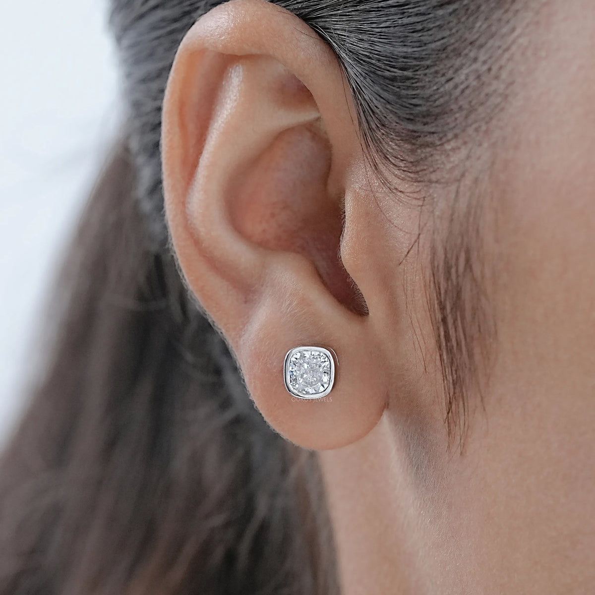 Milgrain-Kissen-Ohrstecker mit im Labor gezüchteten Diamanten
