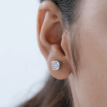 Milgrain-Kissen-Ohrstecker mit im Labor gezüchteten Diamanten