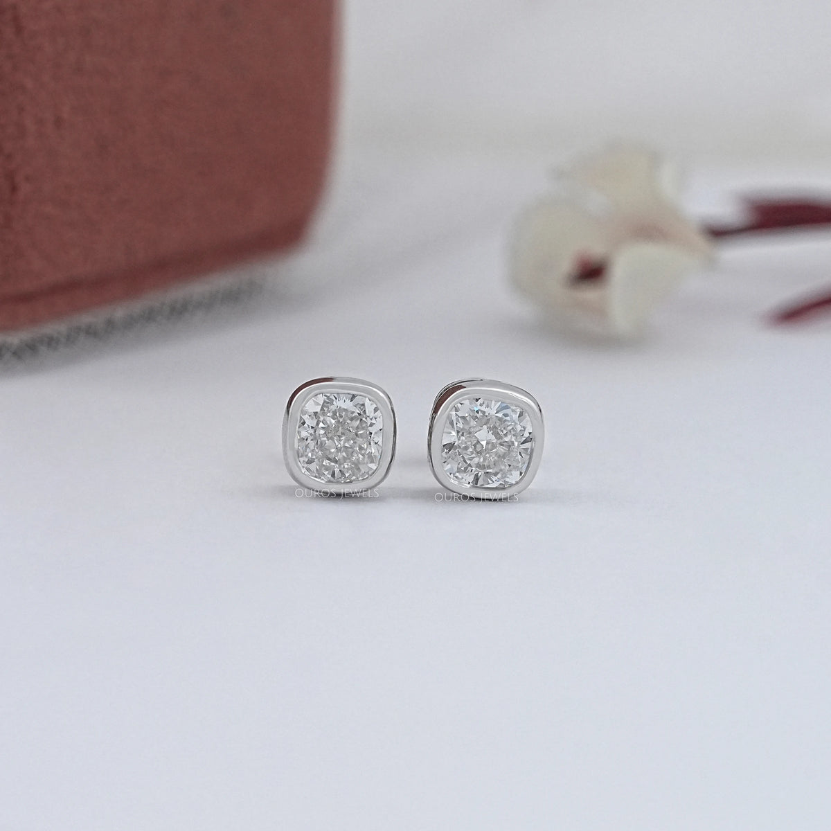 Milgrain-Kissen-Ohrstecker mit im Labor gezüchteten Diamanten