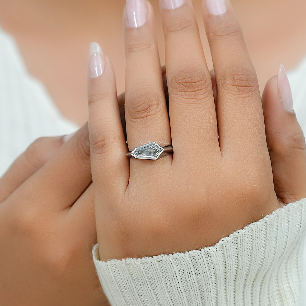 Antiker Ring mit ovalem Diamanten, rosafarbenem Halo und Blumenmuster