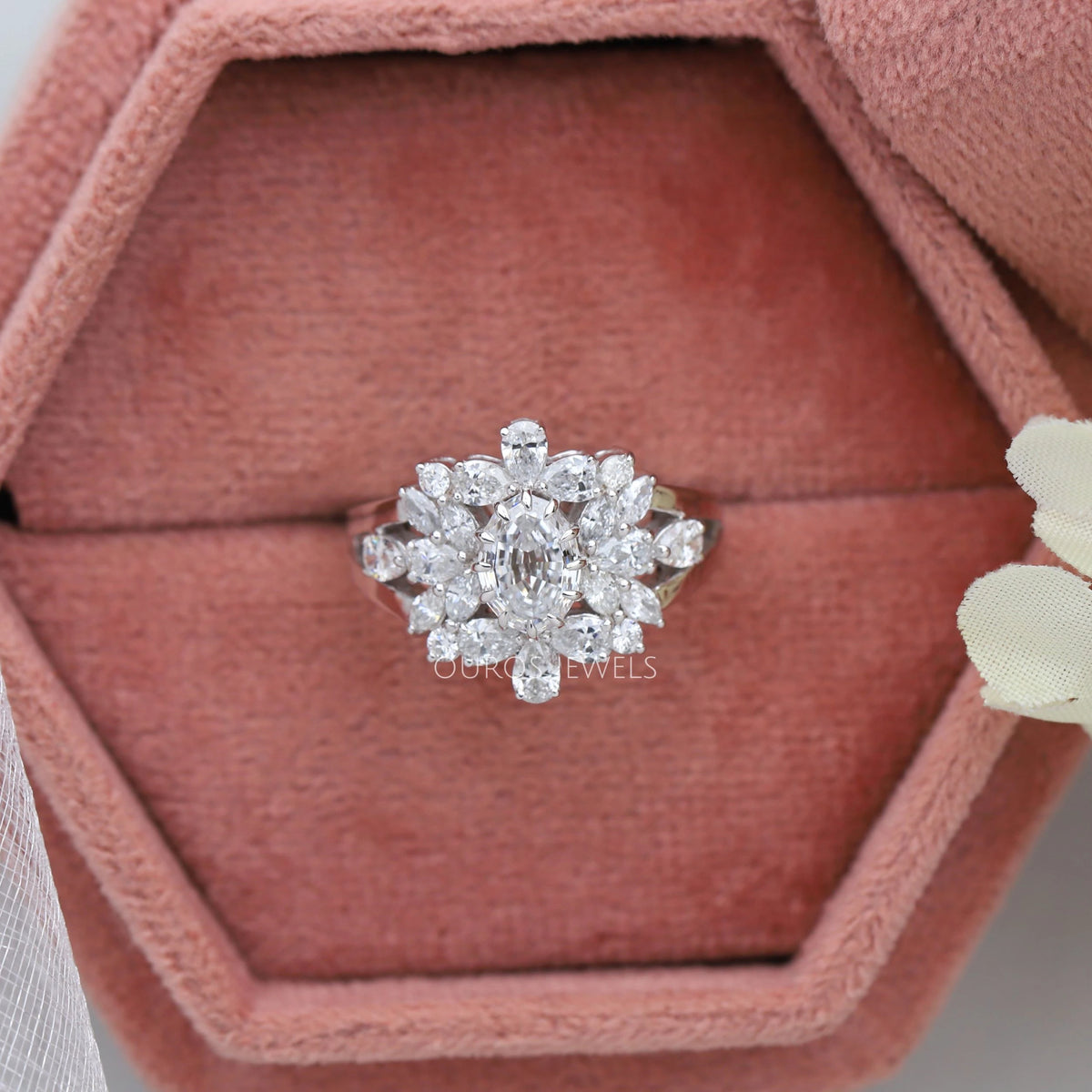 Cluster-Verlobungsring mit Diamanten im Rundschliff und Halo
