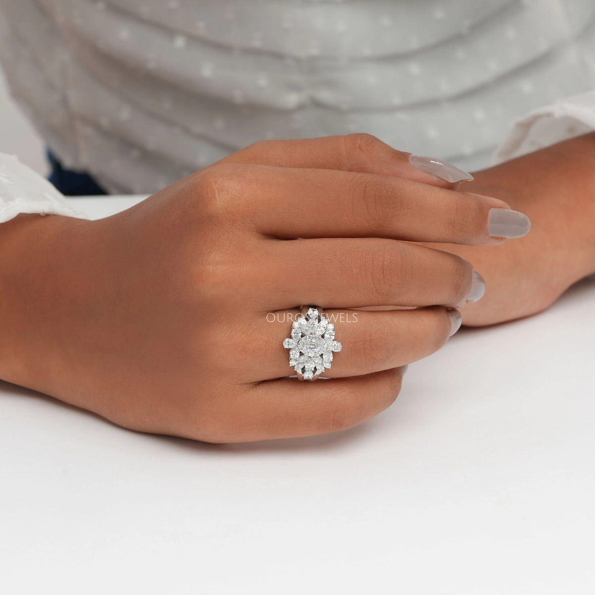 Cluster-Verlobungsring mit Diamanten im Rundschliff und Halo